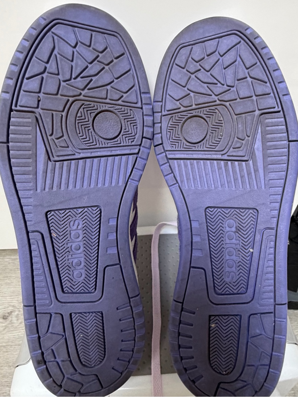 Youth Size 5.5/Women’s Size 7 - Picture 4 of 5
